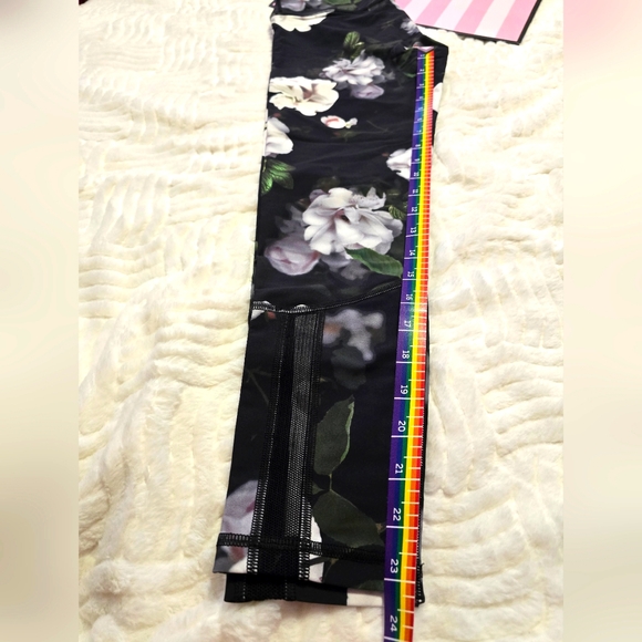 VSX Sports Workout Set . Black&White Floral. Size: Top 36C, Bottom S - Picture 8 of 9